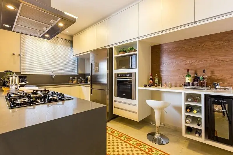 decoração cozinha americana com armário de cozinha planejado e forno microondas embutido