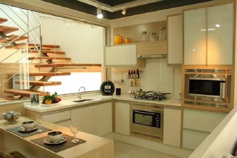 decoração cozinha americana com tons neutros e armário de cozinha planejado