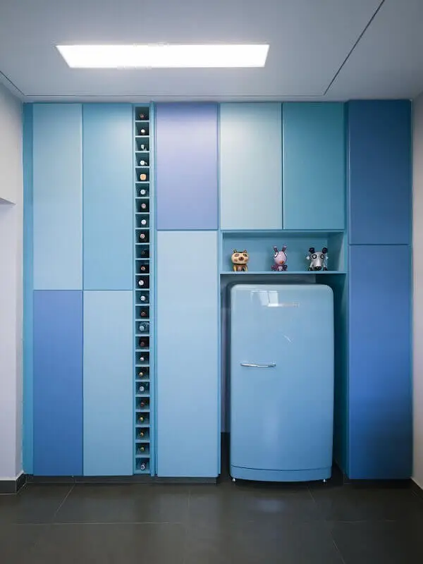 decoração cozinha azul com armário de cozinha planejado com adega