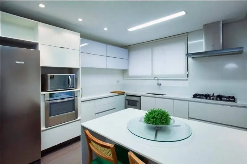 decoração cozinha branco com armário de cozinha planejado