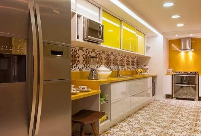 decoração cozinha branca e amarela com armário de cozinha modulado 