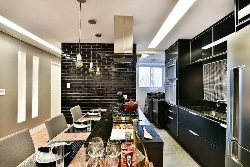 decoração cozinha com azulejo tijolinho preto e armário de cozinha planejado 