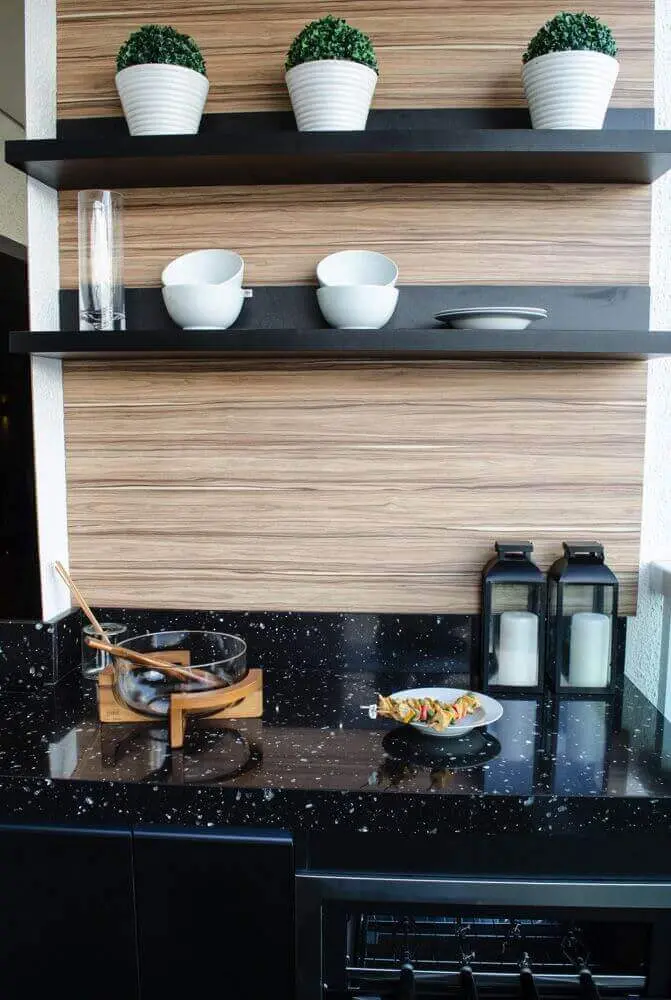 decoração de cozinha com granito preto e prateleiras 