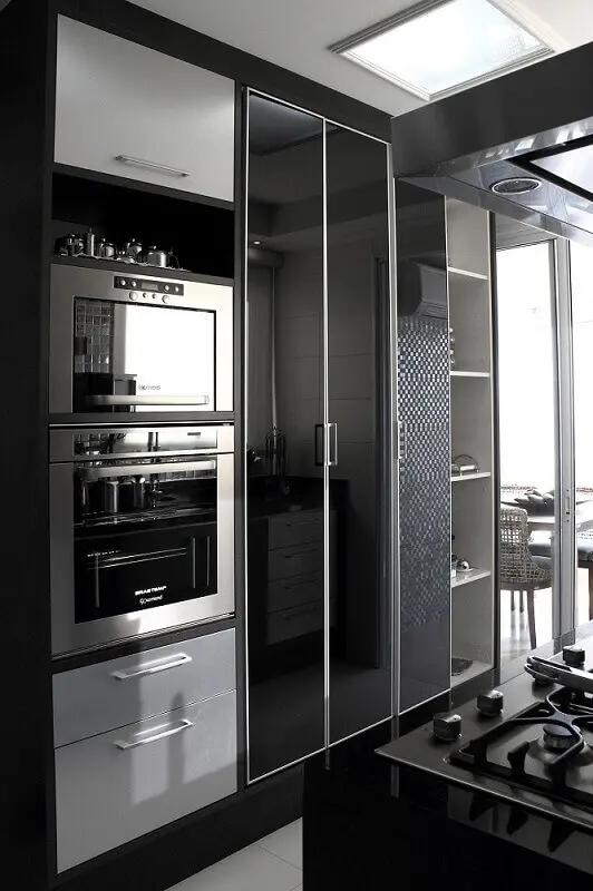 decoração cozinha preta e branca com armário de cozinha modulado 