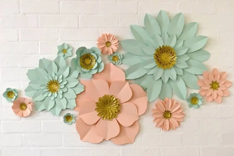 decoração de parede com flores de papel