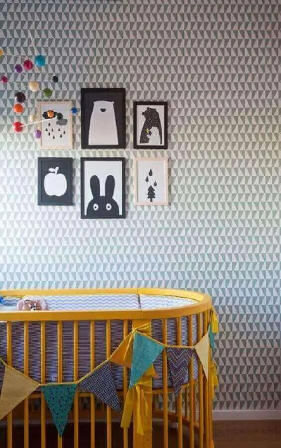 decoração de parede de quarto de bebê com quadros e papel de parede neutro