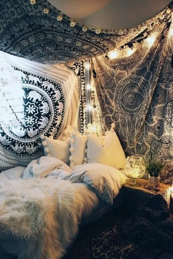 decoração de parede de quarto hippie com tecido
