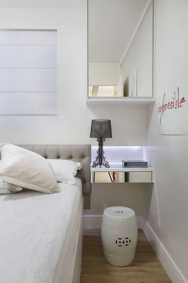 decoração de quarto branco com criado mudo suspenso espelhado Foto Pinterest