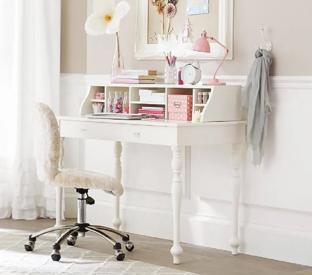 decoração delicada com escrivaninha simples e pequena