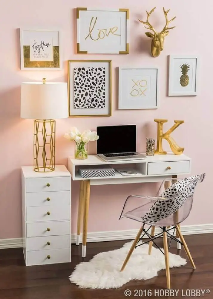 Tons de dourado e rose com escrivaninha pequena e cadeira de acrílico transparente