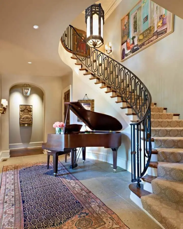 decoração embaixo da escada com piano