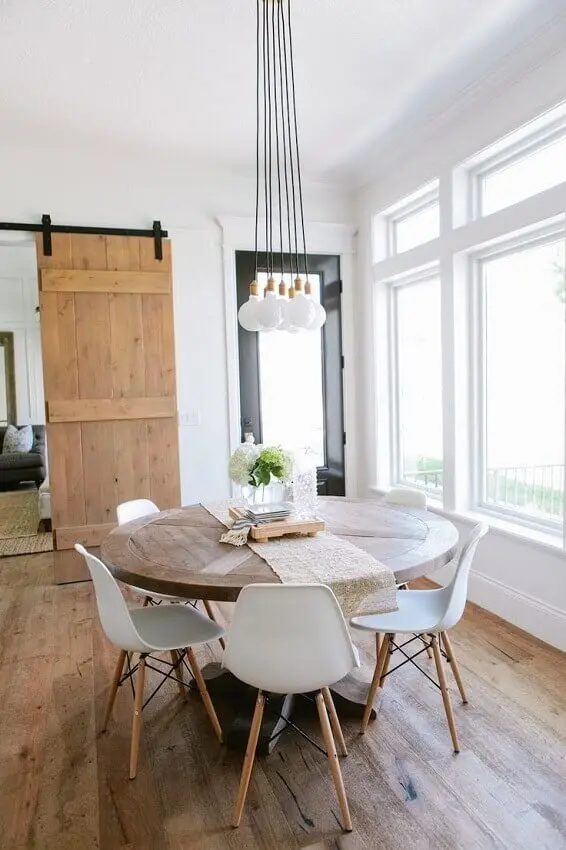 decoração escandinava para sala de jantar com mesa redonda e pendentes minimalista