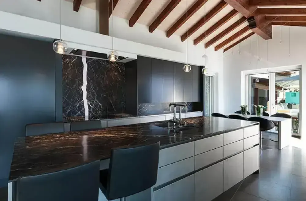 decoração moderna e sofisticada para cozinha com granito preto via láctea