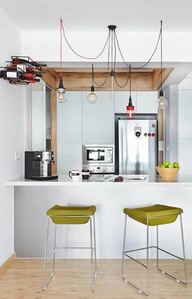 decoração moderna em cozinha compacta com balcão