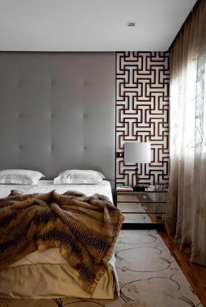 decoração moderna para quarto com cabeceira cinza e criado mudo espelhado 