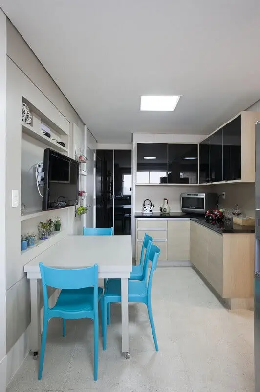 decoração para cozinha compacta com cadeiras azuis e armário de cozinha planejado 