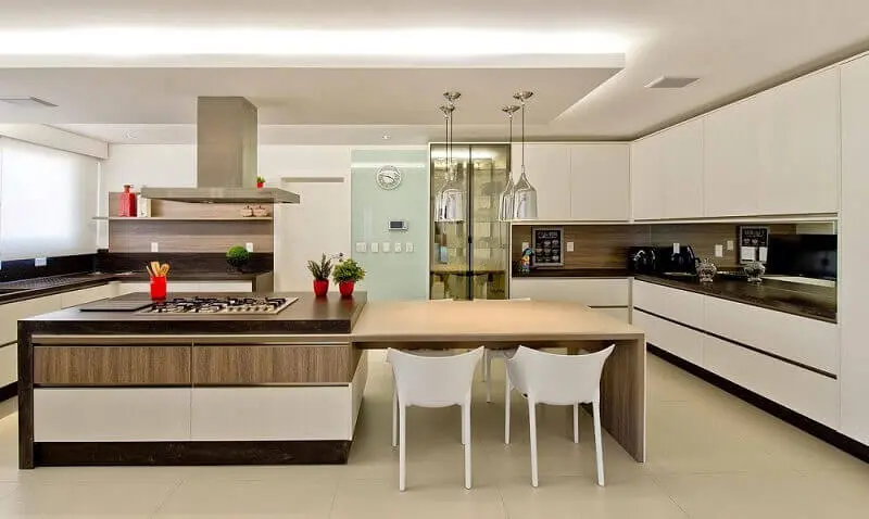 decoração para cozinha espaçosa com bancada e armário de cozinha modulado