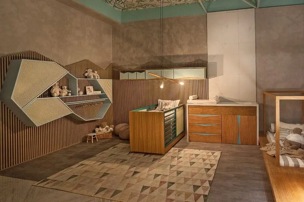 decoração para quarto de bebê com cômoda infantil de madeira e nichos assimétricos