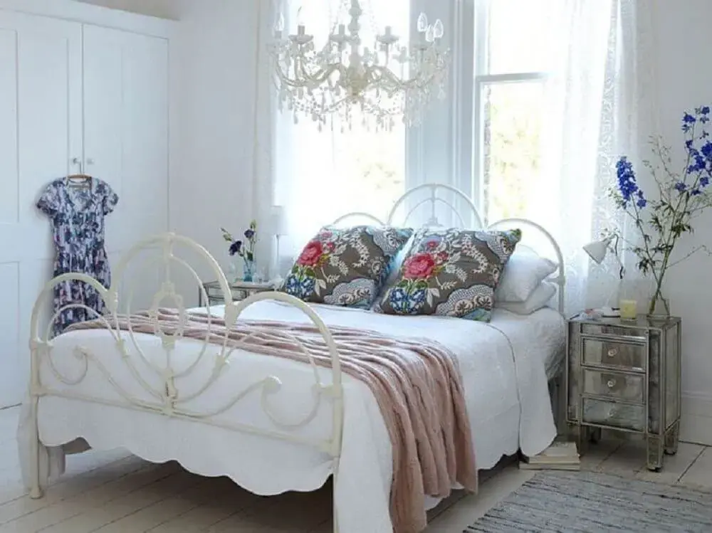 decoração provençal para quarto com criado mudo com espelho envelhecido e cama branca