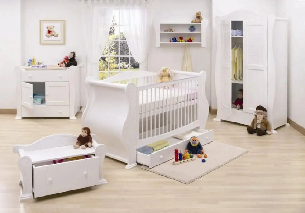 decoração quarto clean com guarda roupa e cômoda de bebê tudo branco