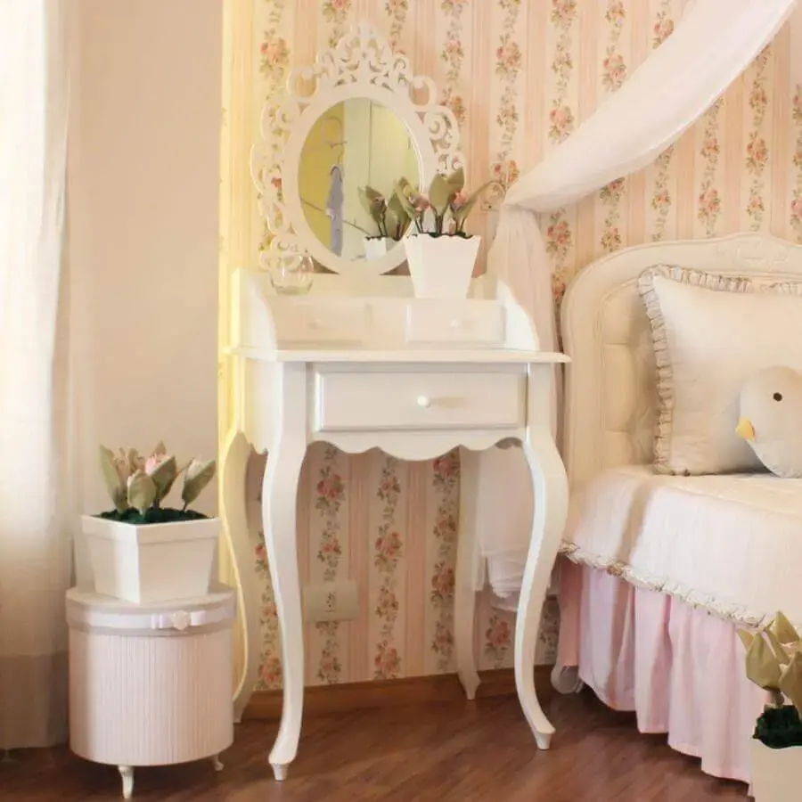 decoração quarto de menina romântico com penteadeira branca pequena