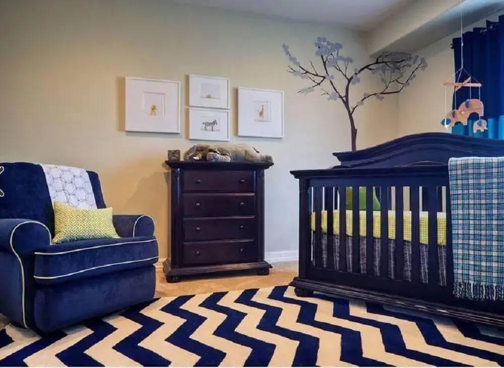 decoração quarto de menino com cômoda de bebê azul marinho