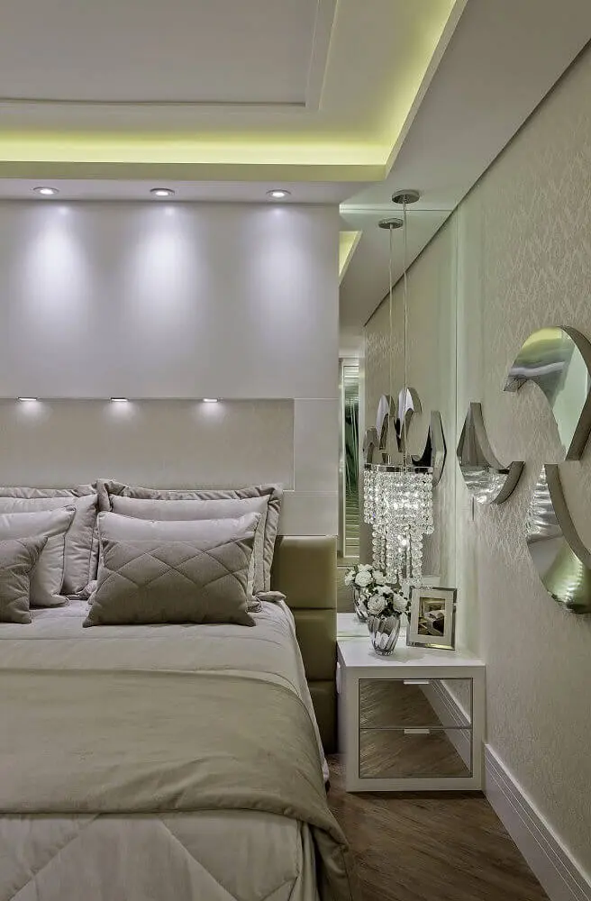 decoração quarto espelhado com paredes e criado mudo branco com espelho