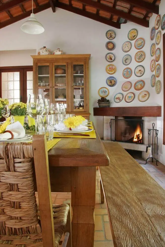 decoração rústica sala de jantar com banco de madeira e lareira a lenha