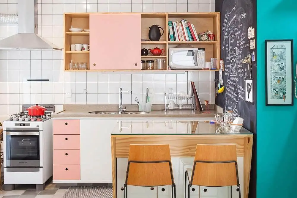 decoração simples com armário de cozinha de parede com porta de correr cor de rosa