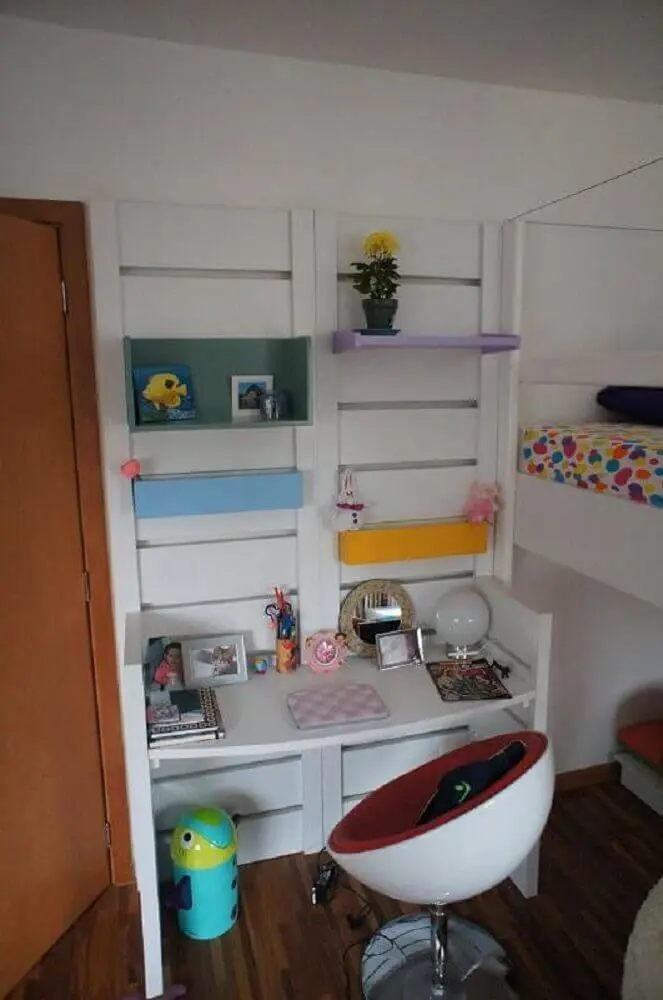 decoração simples com escrivaninha pequena para quarto infantil