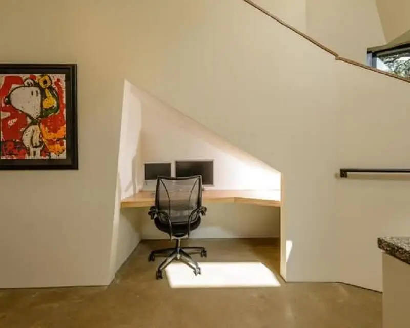 decoração simples com home office embutido embaixo da escada