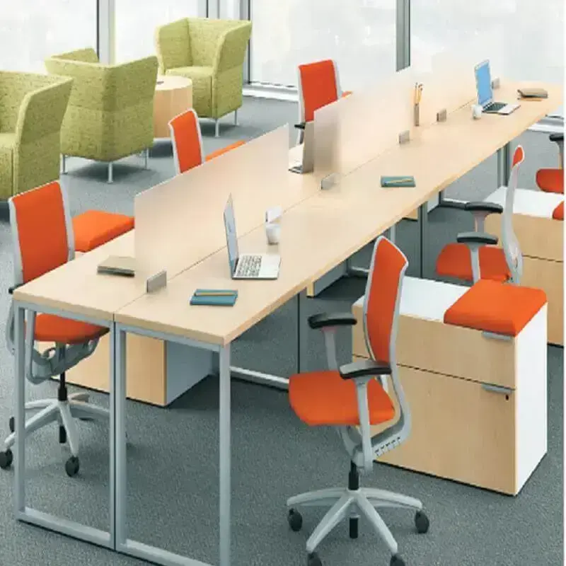 decoração simples com mesa e cadeira para escritório nas cores laranja e verde