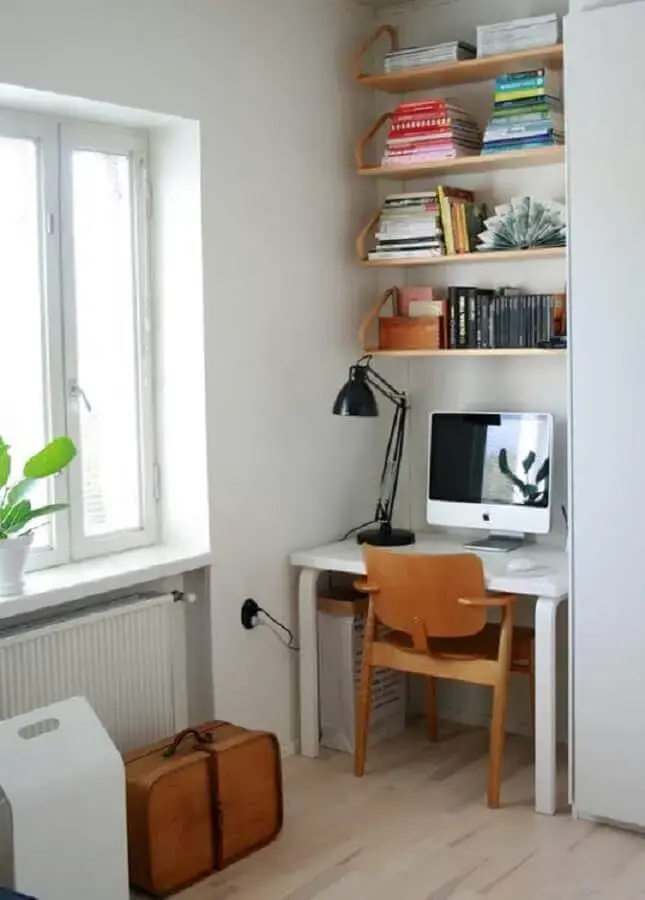 decoração simples com prateleiras para home office pequeno
