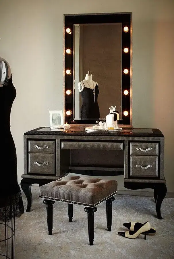 decoração sofisticada com penteadeira com espelho preta