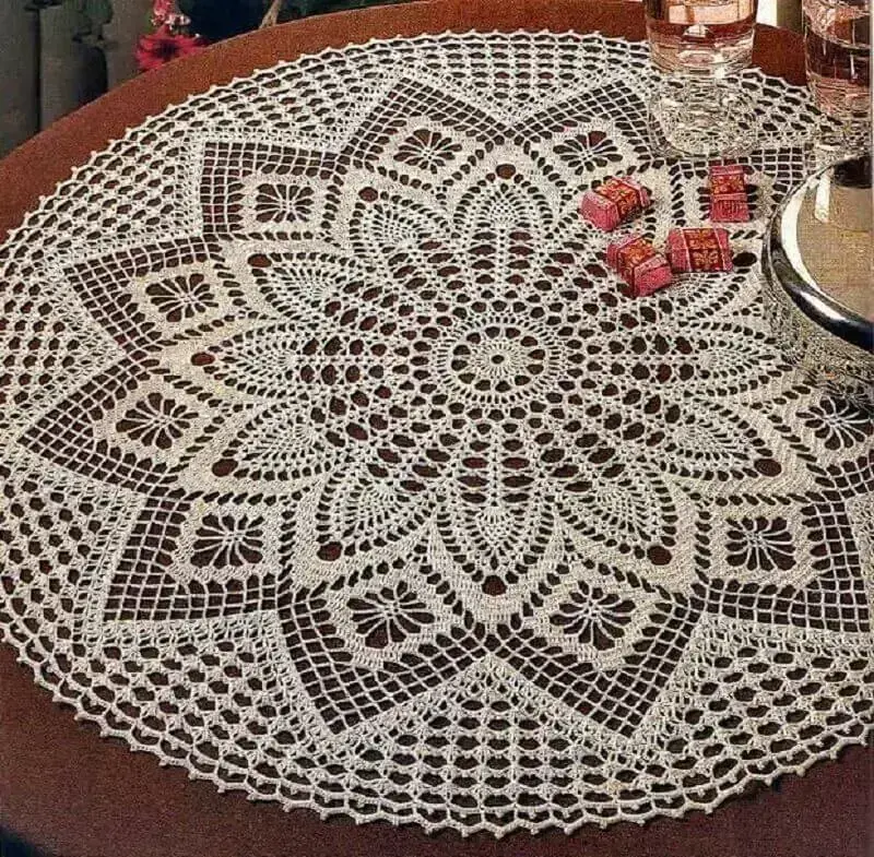 delicada toalha de mesa redonda de crochê
