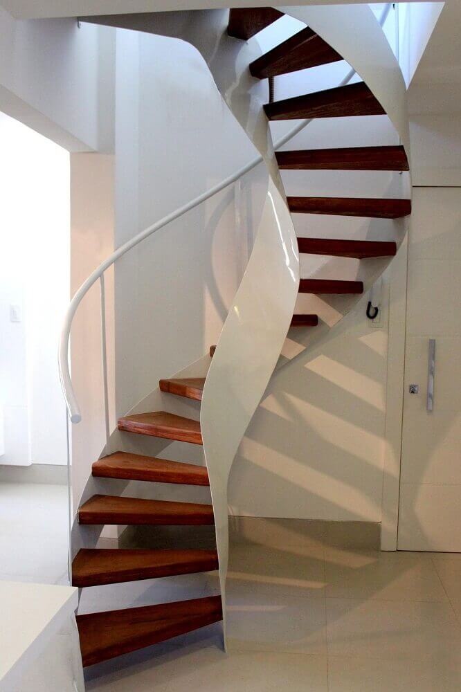 design moderno para escada caracol de madeira