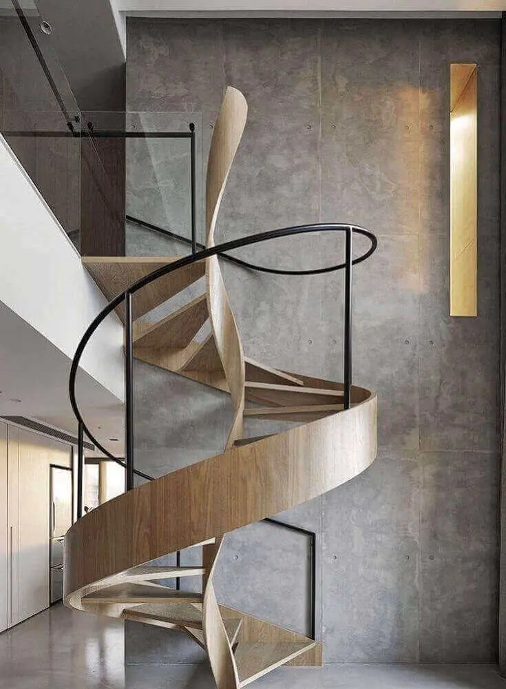 escada caracol de madeira com corrimão de ferro e design moderno