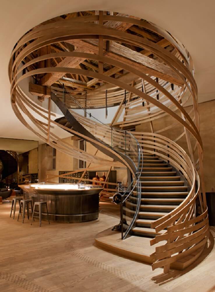 escada caracol de madeira com design diferente