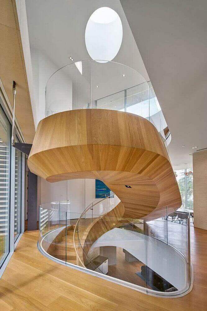 escada caracol de madeira com guarda corpo de vidro