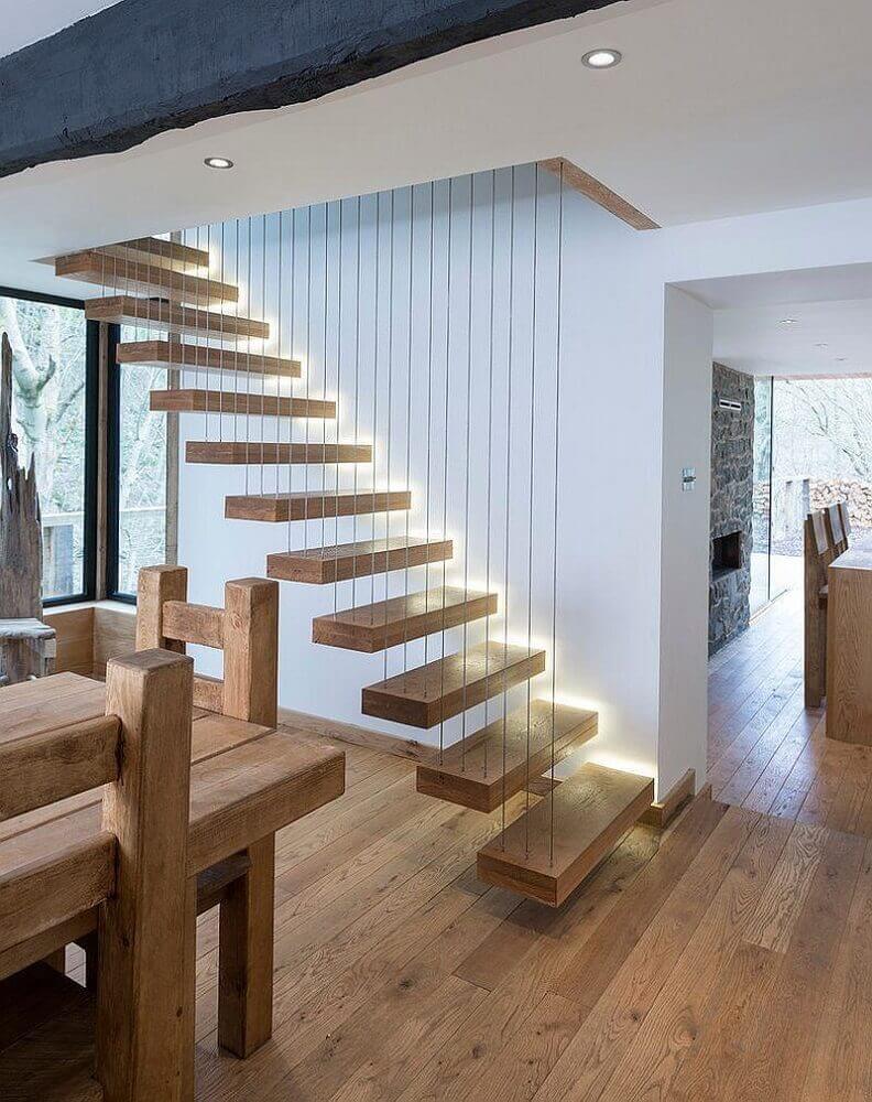 escada de madeira com guarda corpo diferente 