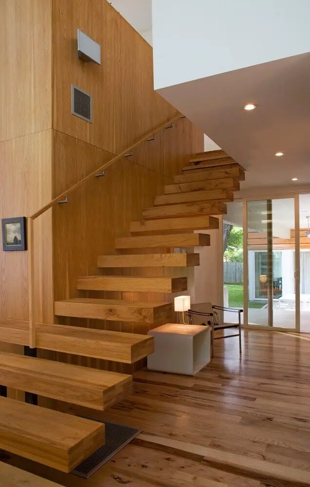 escada de madeira com corrimão de madeira