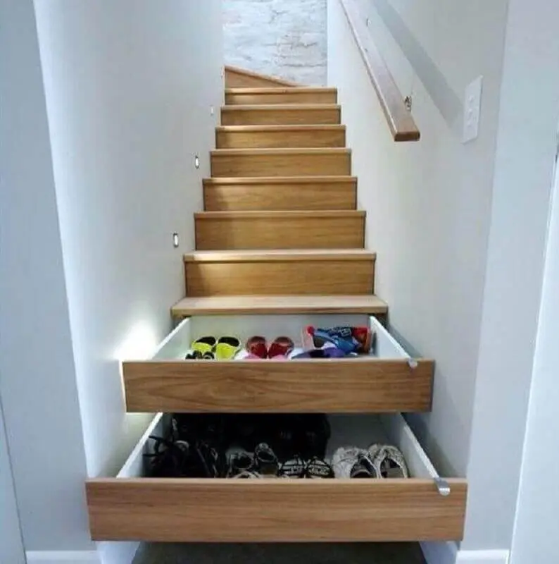 escada de madeira com espaço para armazenar itens nos degraus