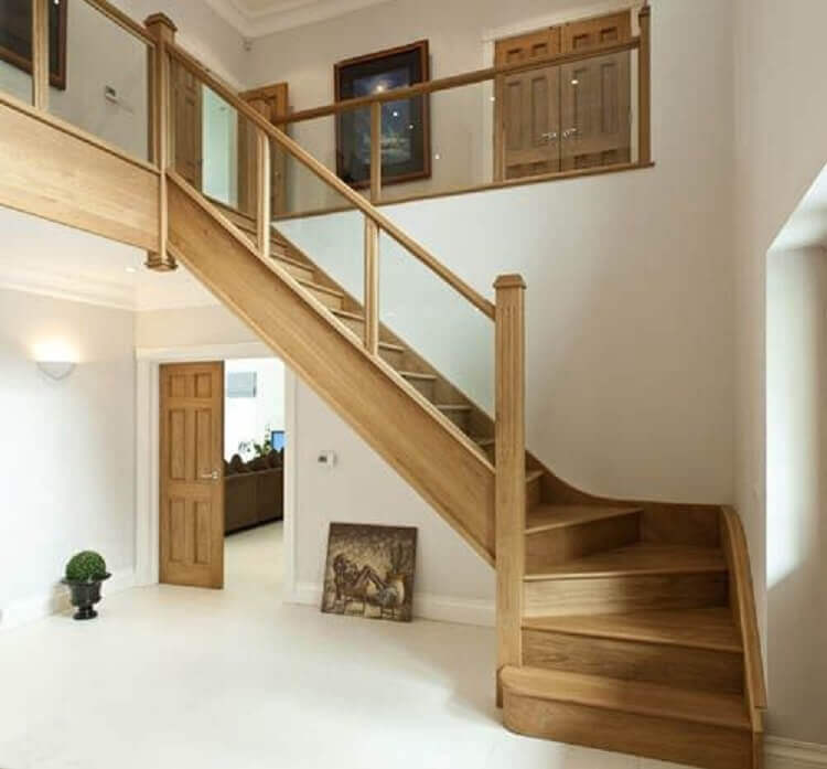 escada de madeira simples com guarda corpo de vidro