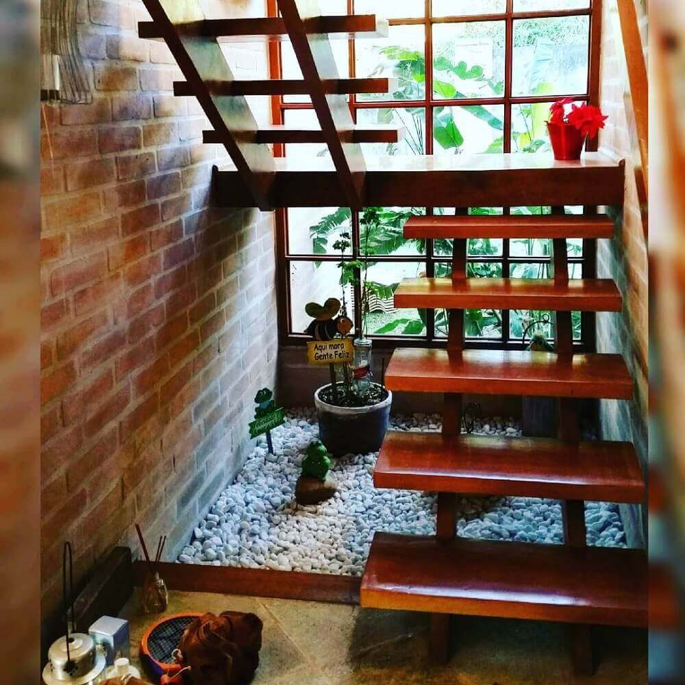 escada de madeira simples com jardim embaixo
