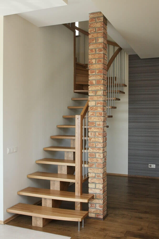 escada simples de madeira