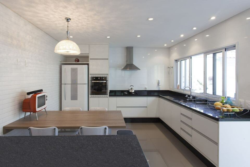 granito preto - cozinha branca com mesas de granito e madeira