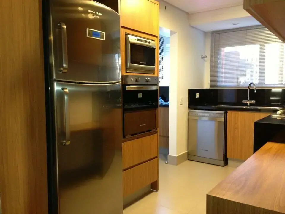 granito preto - cozinha planejada com móveis de madeira