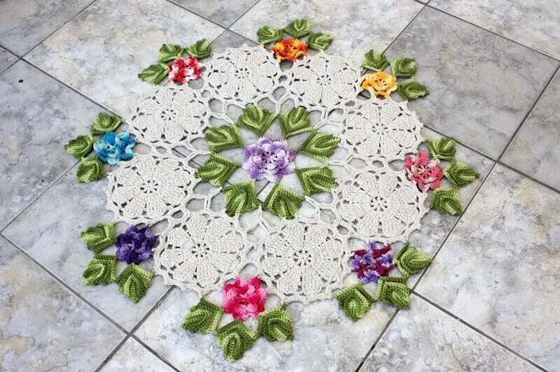 ideia delicada de como fazer folha de crochê com flores