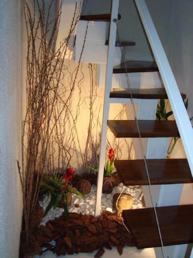 jardim de inverno embaixo da escada