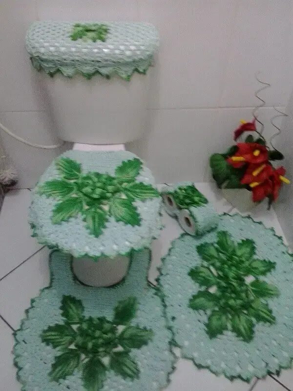 jogo de banheiro com folhas de crochê para tapetes